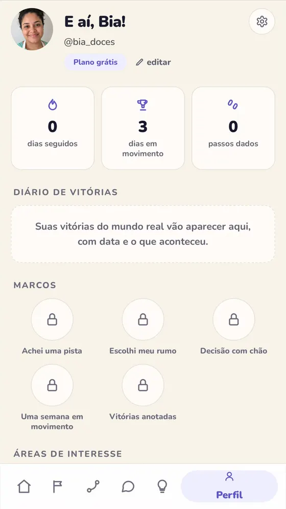 Tela de perfil no app, com dias em movimento, diário de vitórias e marcos.